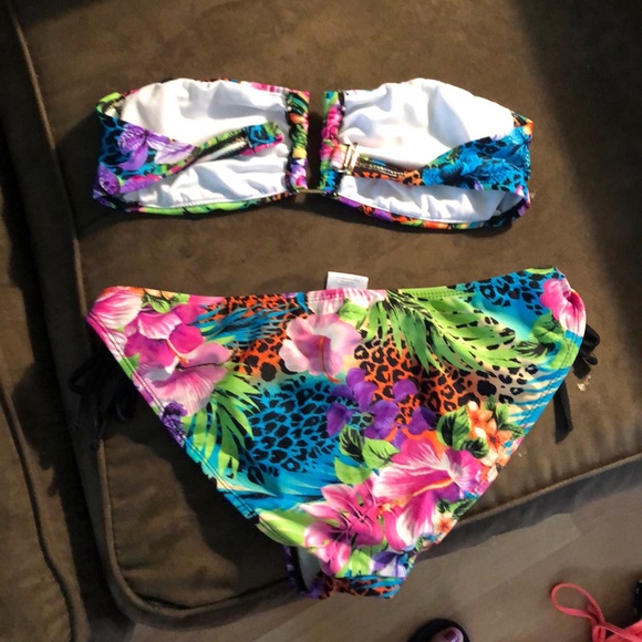 Bikini - Picture 2 of 2